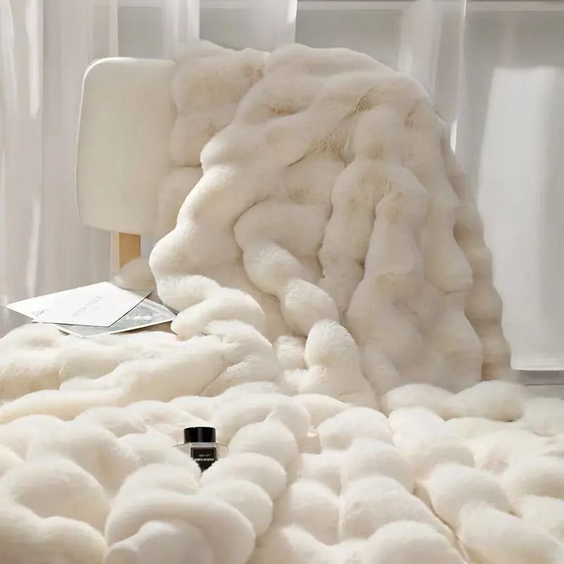 Cloud-Soft White Throw Blanket - Schon & Fluffy